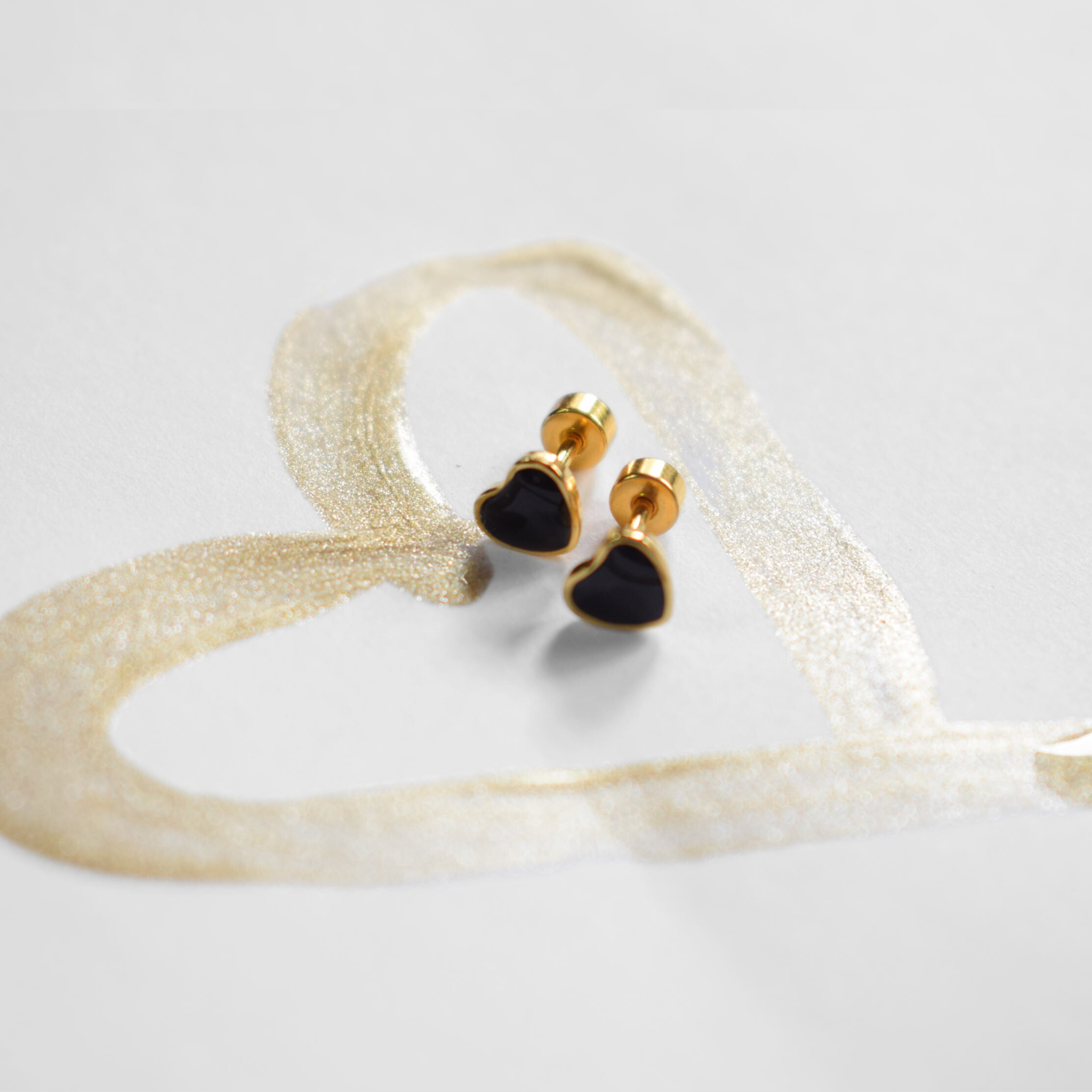 Framed black heart studs - Gold