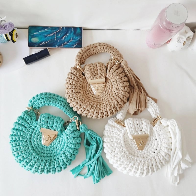 Women's Small Polyester Solid Color Streetwear Tassel Round Open Handbag