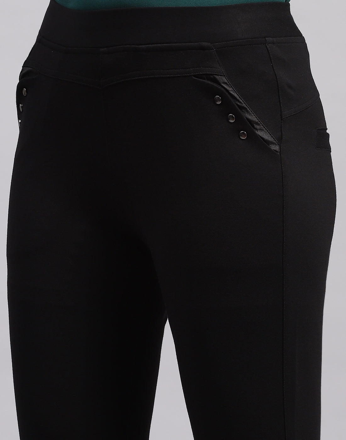 Women Black Solid Regular Fit Jegging