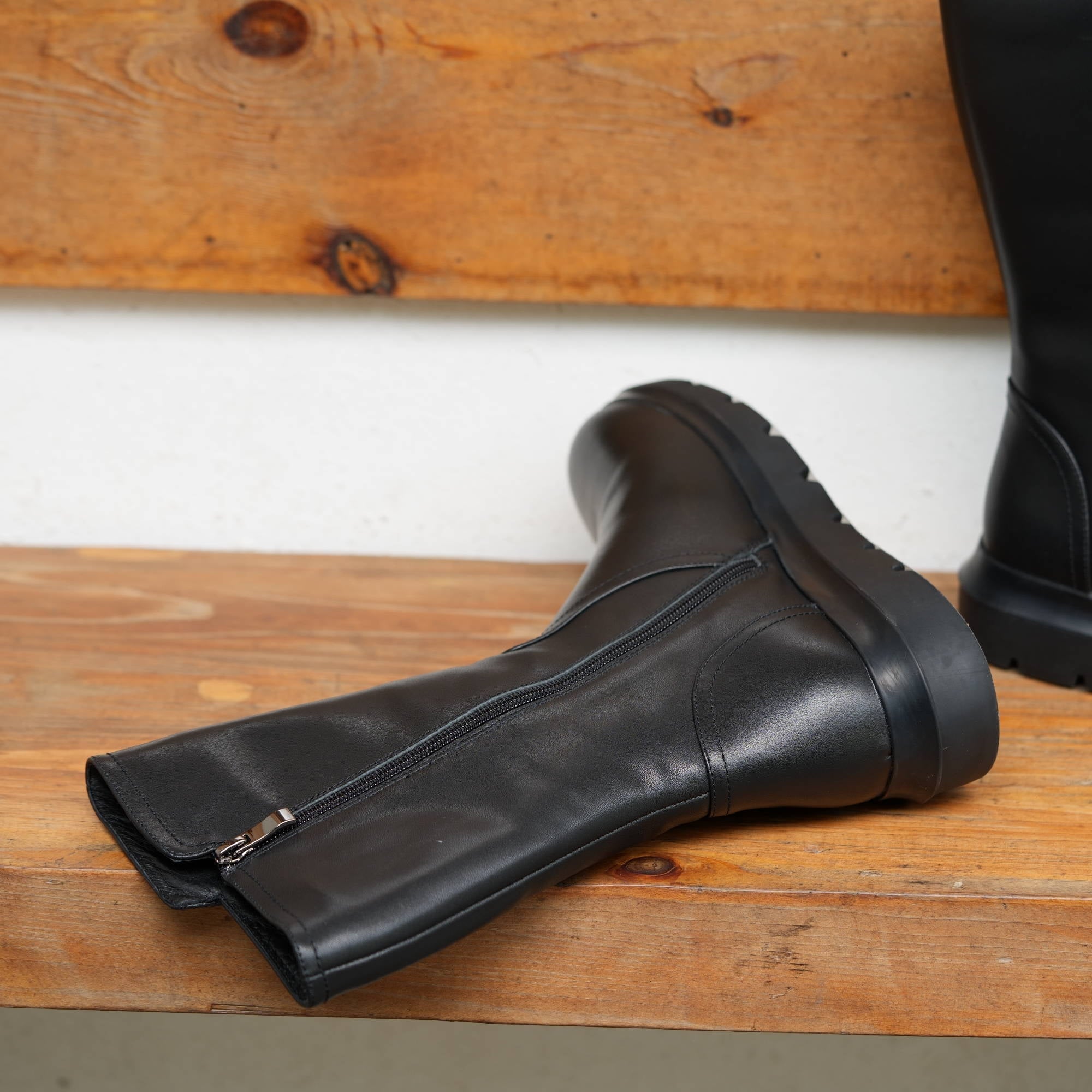 Women Retro Leather Mid Calf Boots for Winter Side Zipper Boots In Black Short Plush