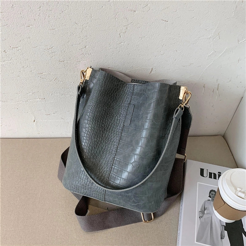 Fashionable Stylish One Shoulder Bag 2024 New Fashionable Temperament Underarm Bag Casual All-Matching Wide Shoulder Strap Bucket Bag