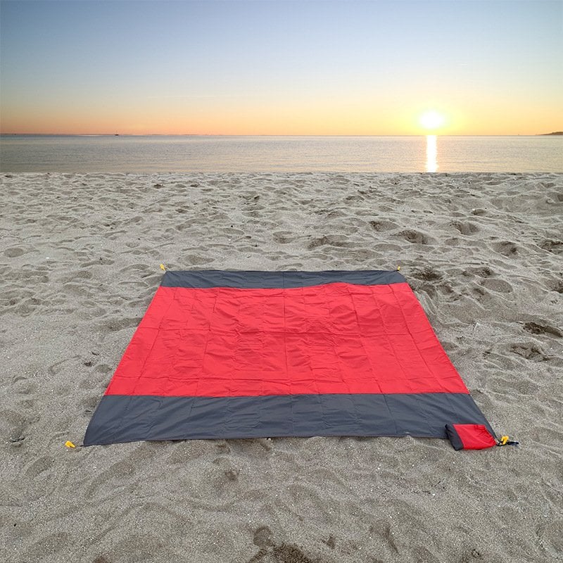 Lightweight sandless beach mat