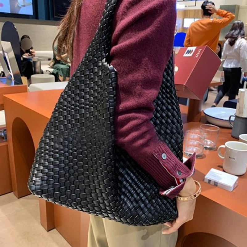 Women's Pu Leather Solid Color Classic Style Weave Bucket Magnetic Buckle Shoulder Bag