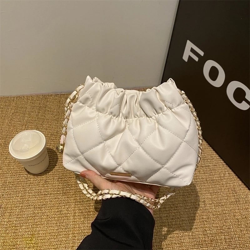 Women's Pu Leather Solid Color Vintage Style Classic Style Magnetic Buckle Shoulder Bag
