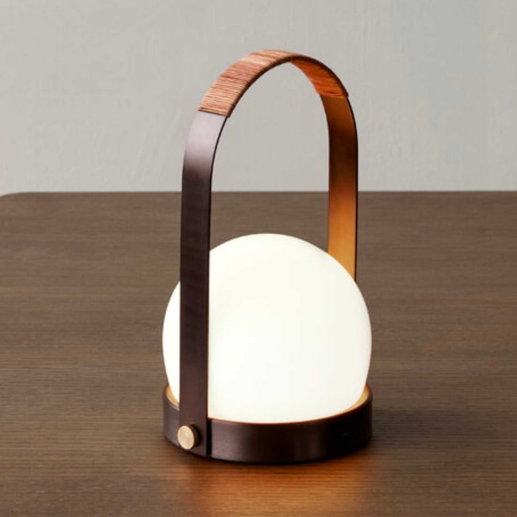 Carrie rechargeable lamp. Brozed brass/Leather