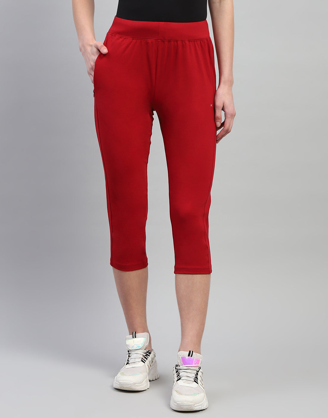 Women Maroon Solid Regular Fit Capri