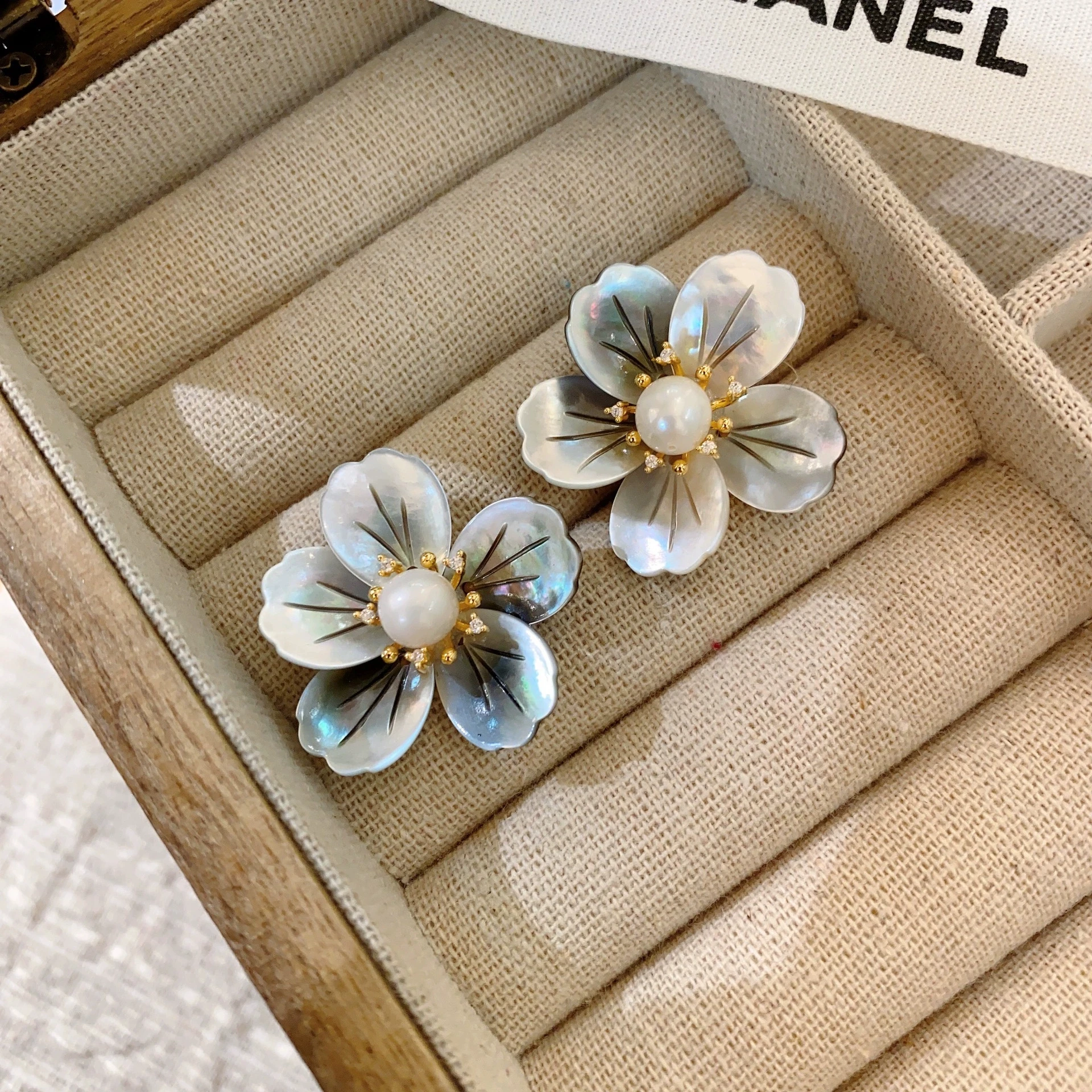 New Retro Style Baroque Pearl Earrings French Oil Painting Frame Flower Literary Earrings