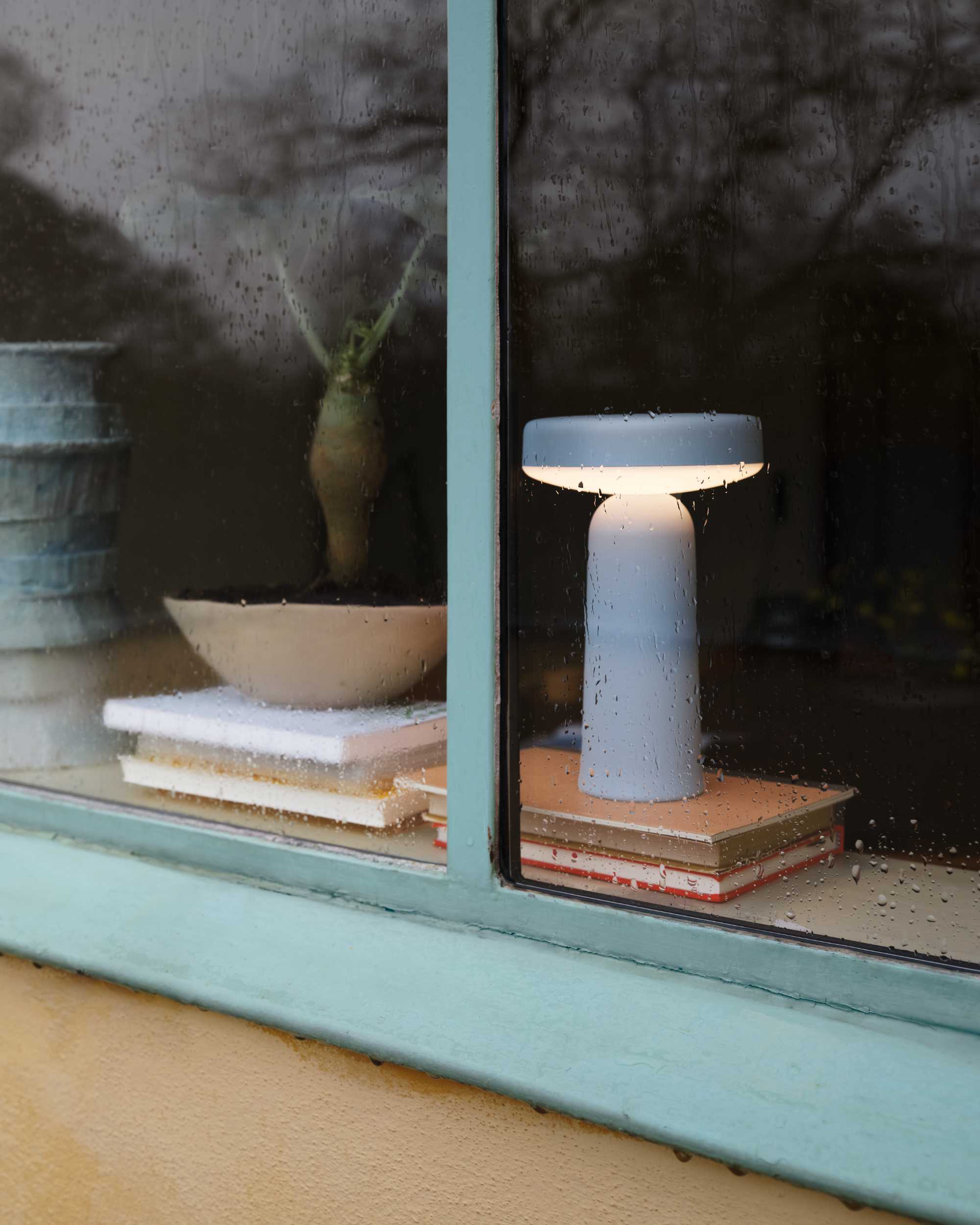Ease Rechargable Table Lamp