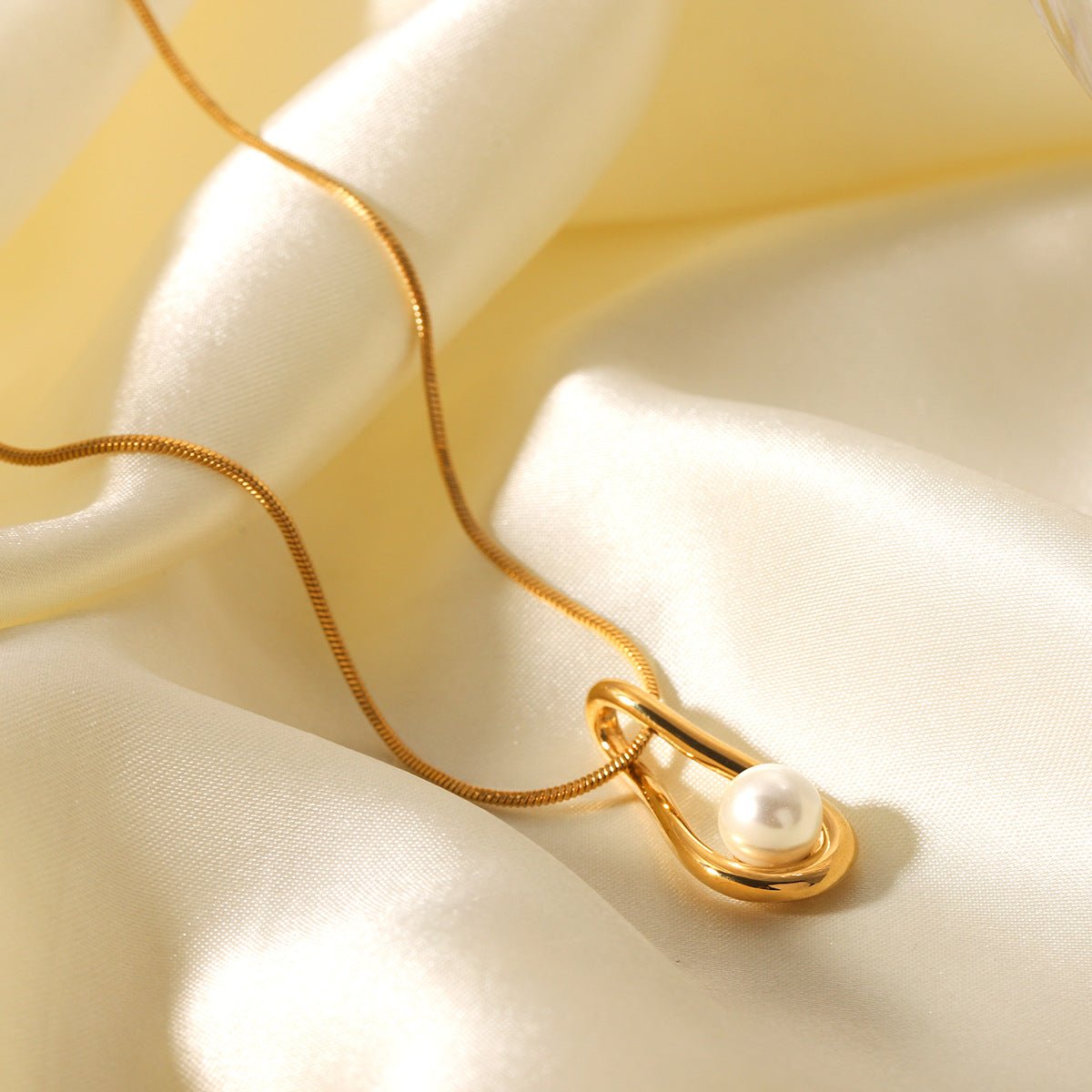 Stainless Steel Hollow Water Drop Pearl Pendant Necklace Female Clavicle Chain Titanium Steel Necklace