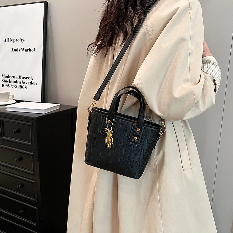 Women's Pu Leather Solid Color Classic Style Sewing Thread Square Zipper Shoulder Bag