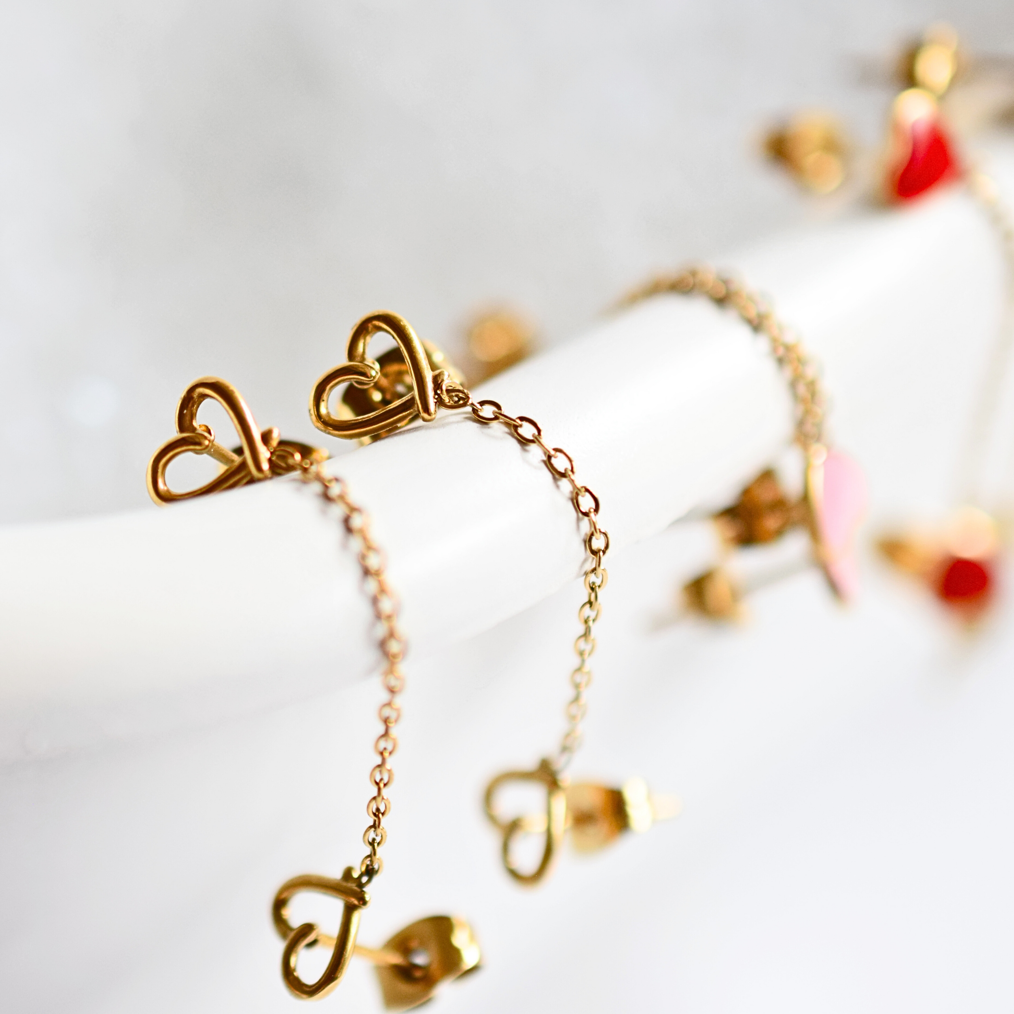 Hollow chained heart studs - Gold