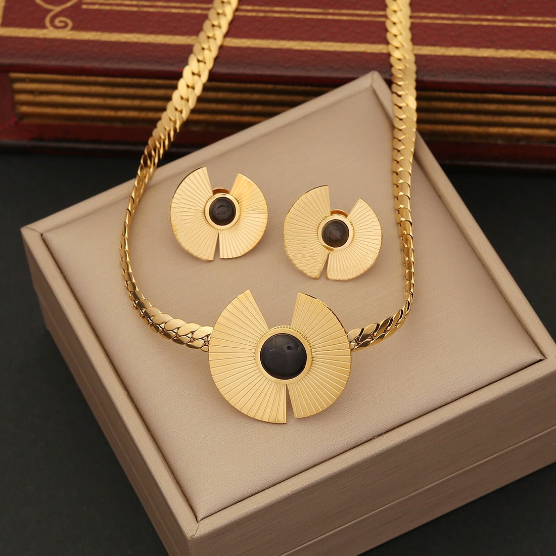 Expressive Geometric Stainless Steel Electroplating Necklaces