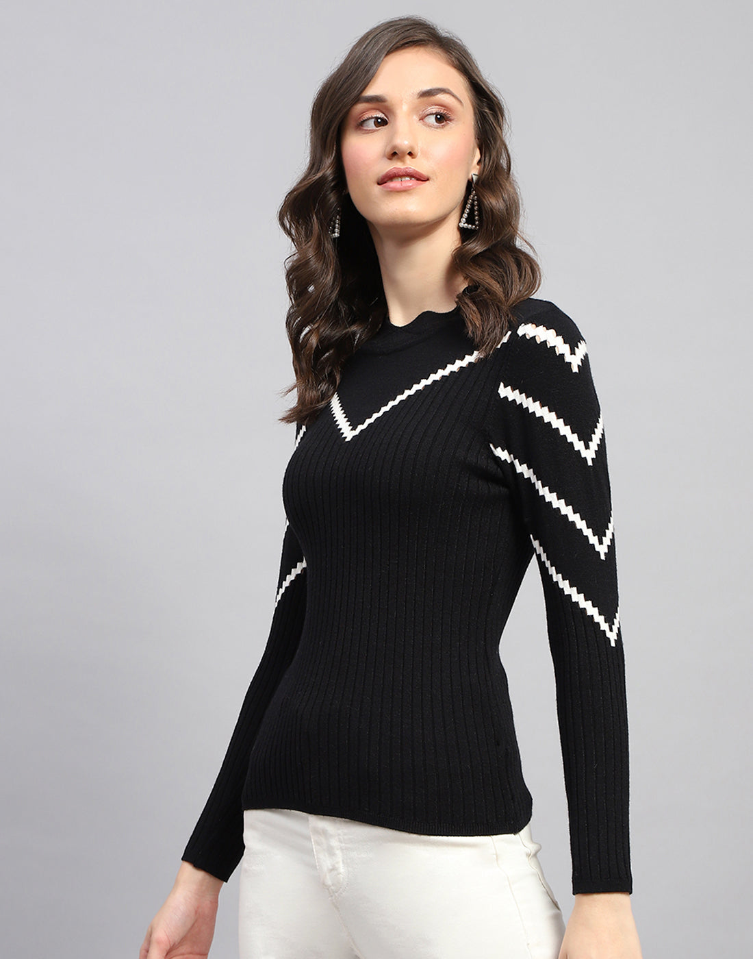 Women Black Solid Round Neck Full Sleeve Sceavy