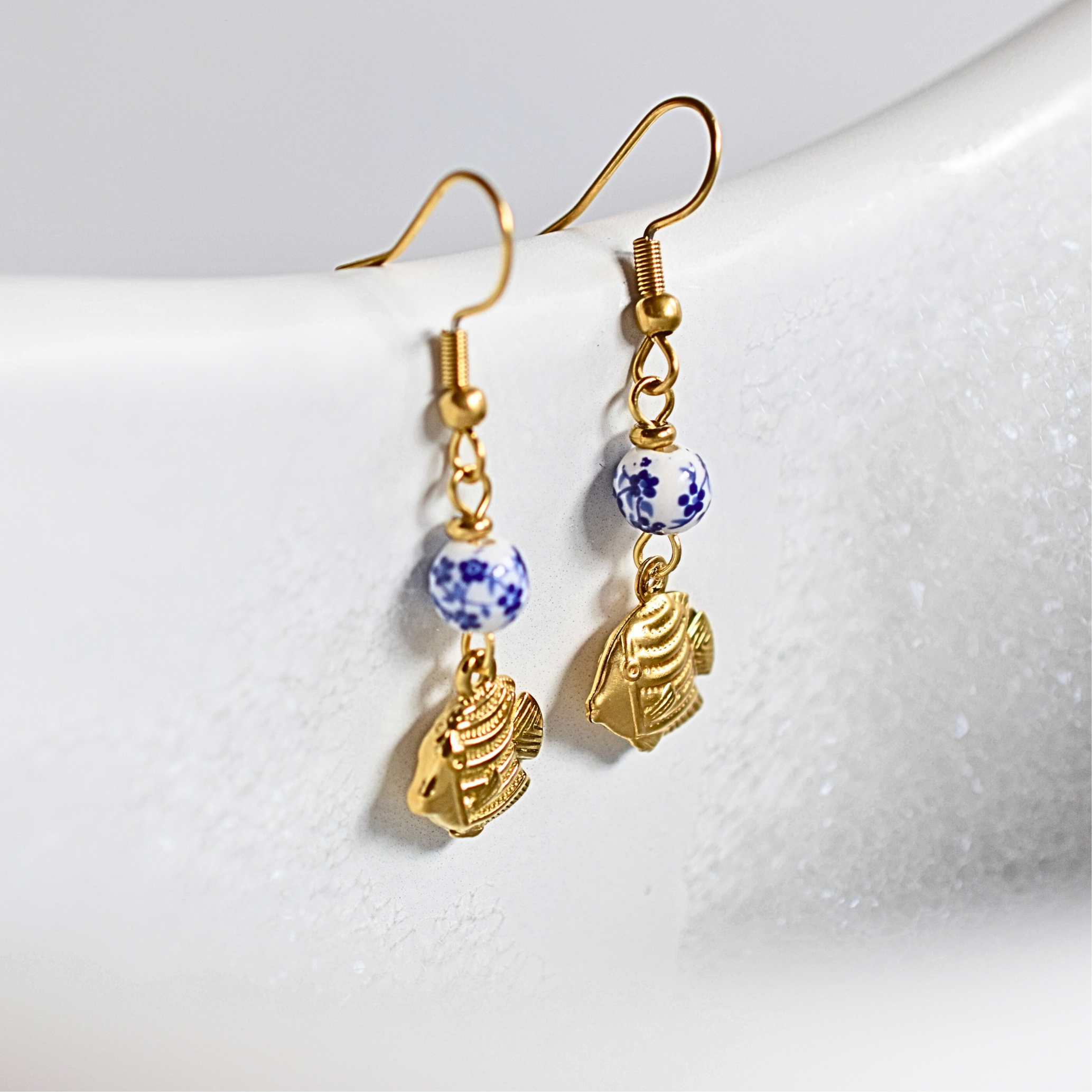 Dangled fish studs - Gold