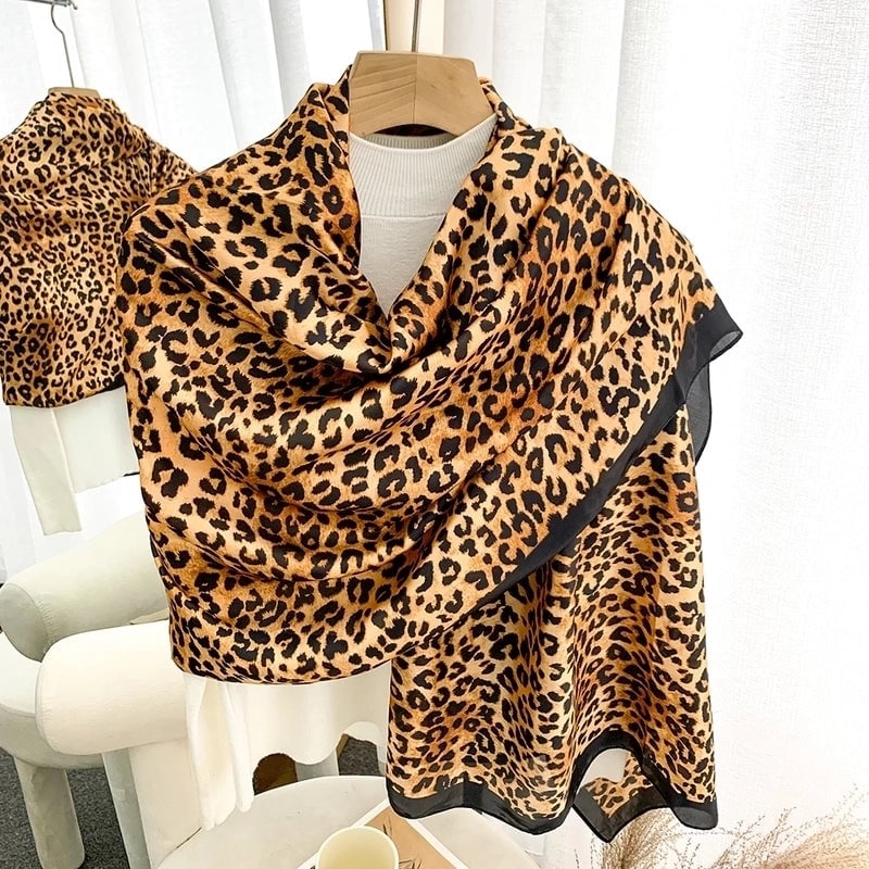 2025 Autumn And Winter New Scarf Popular Leopard Print Scarf Long Women's Shawl Daily Street Snap Scarf Hijab