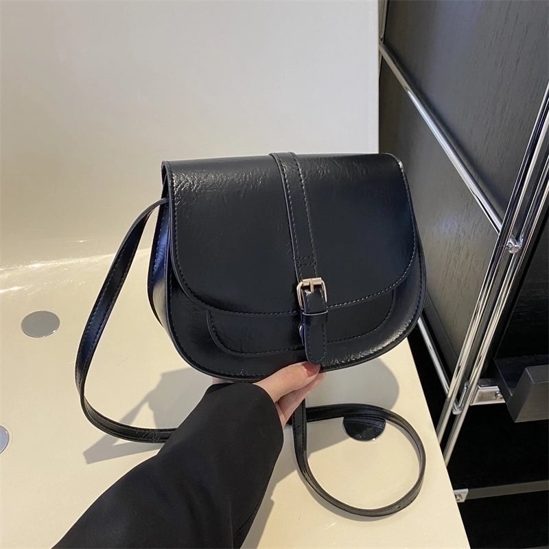 Women's Pu Leather Solid Color Vintage Style Semicircle Magnetic Buckle Shoulder Bag