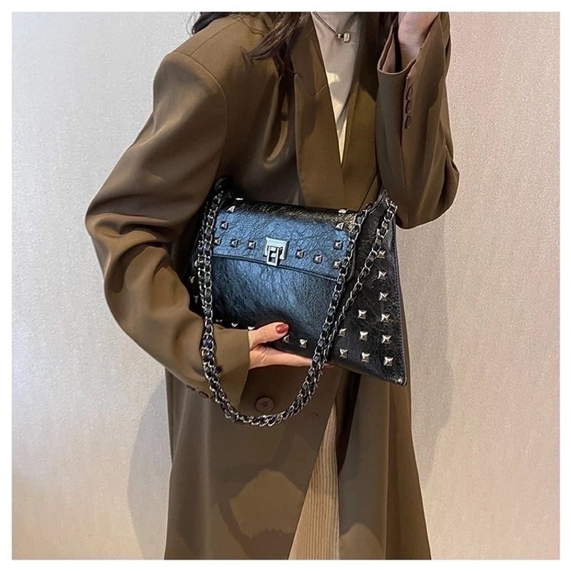 Women's Pu Leather Solid Color Streetwear Square Lock Clasp Shoulder Bag
