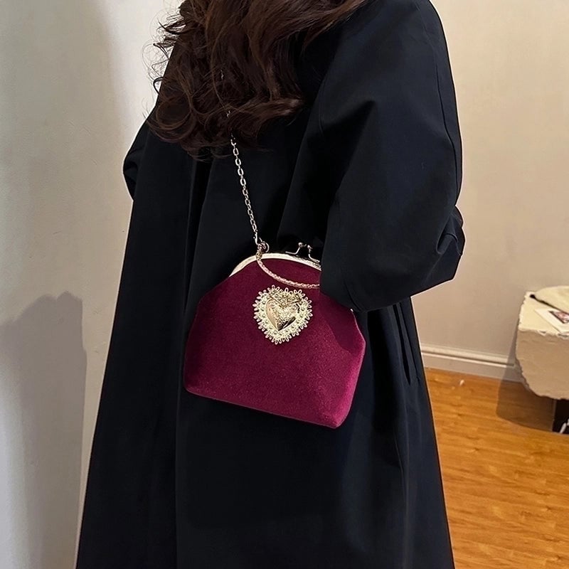Women's Gold Velvet Heart Shape Solid Color Elegant Sewing Thread Chain Shell Buckle Evening Bag