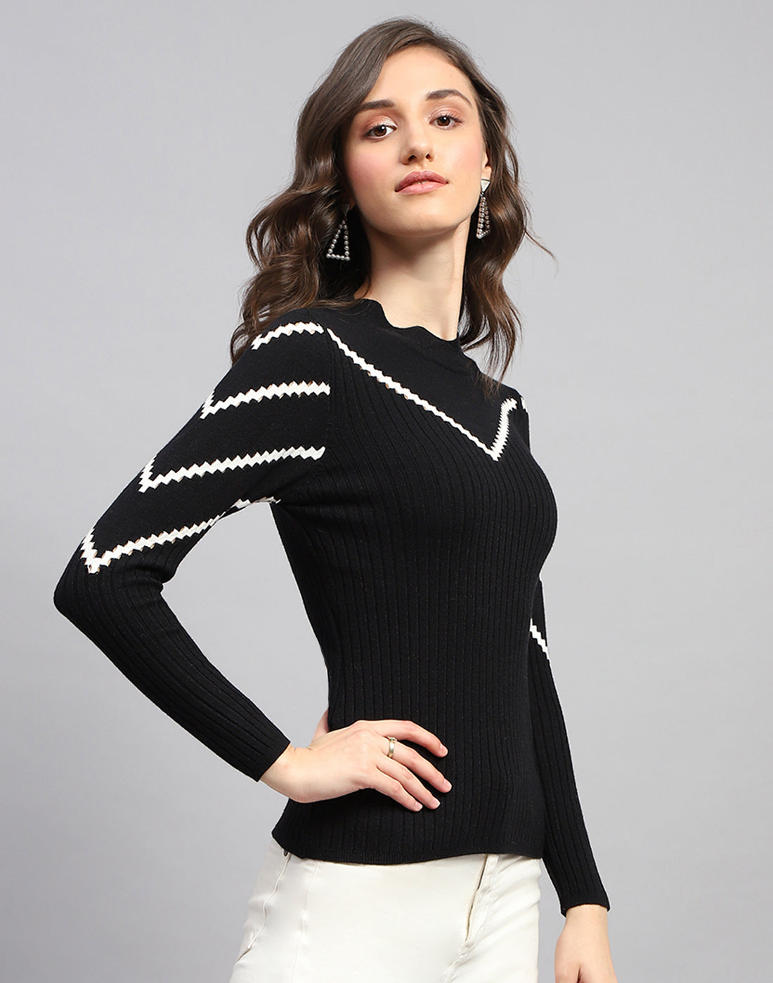 Women Black Solid Round Neck Full Sleeve Sceavy