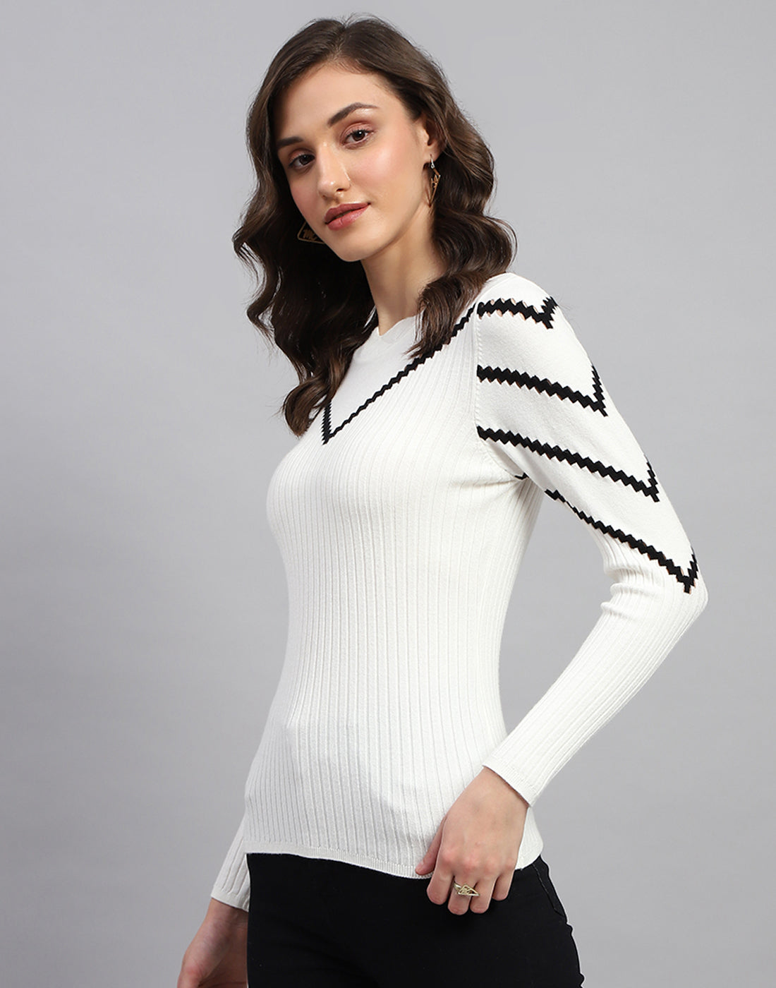 Women White Solid Round Neck Full Sleeve Sceavy