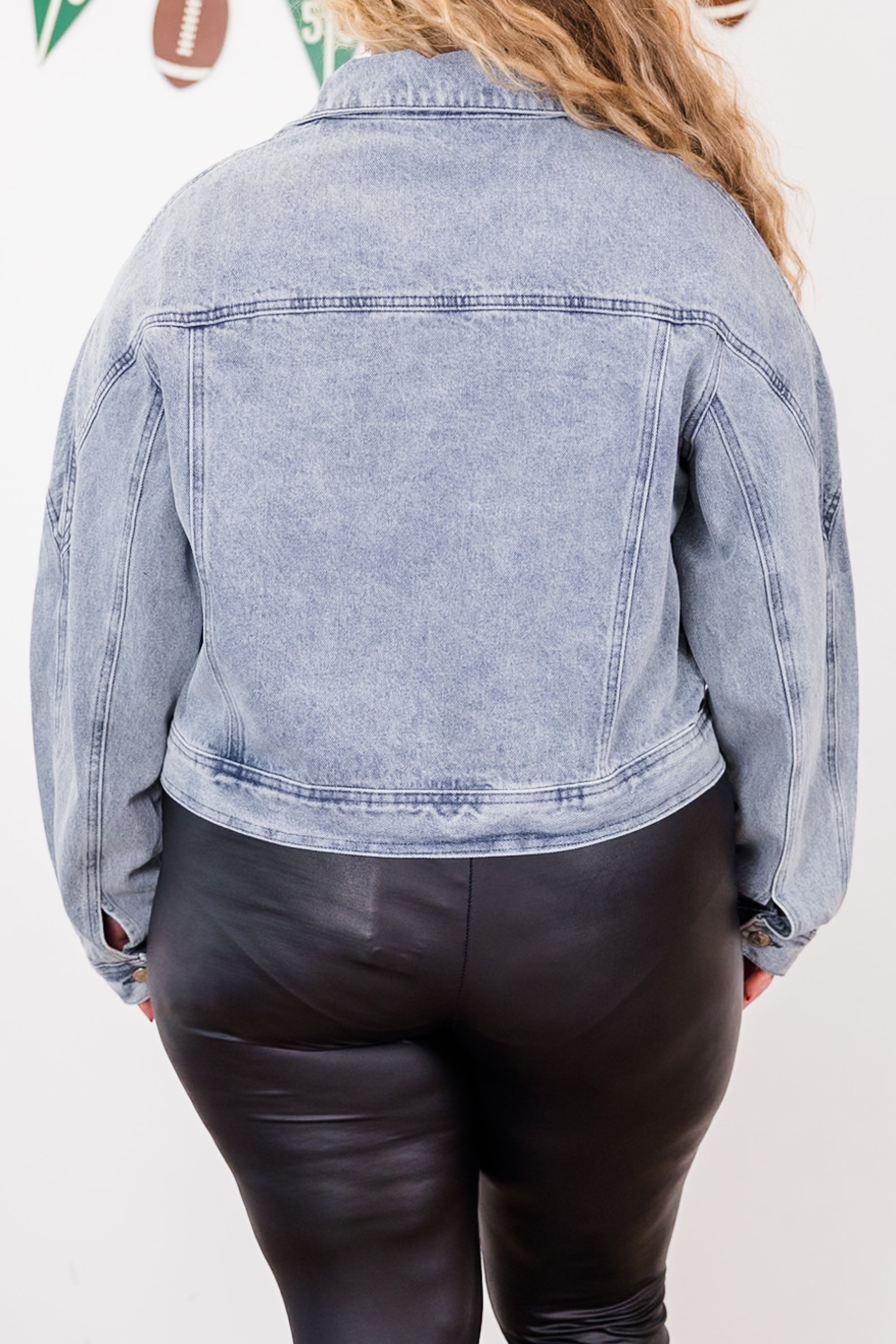 Denim Darling Jean Jacket. Light Wash