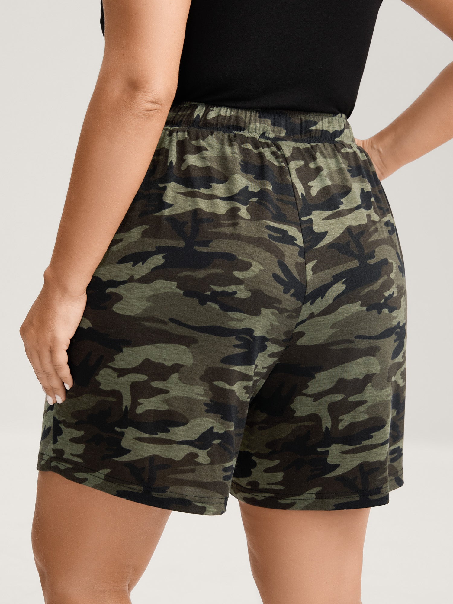 Camouflage Print Drawstring Straight-Leg Shorts