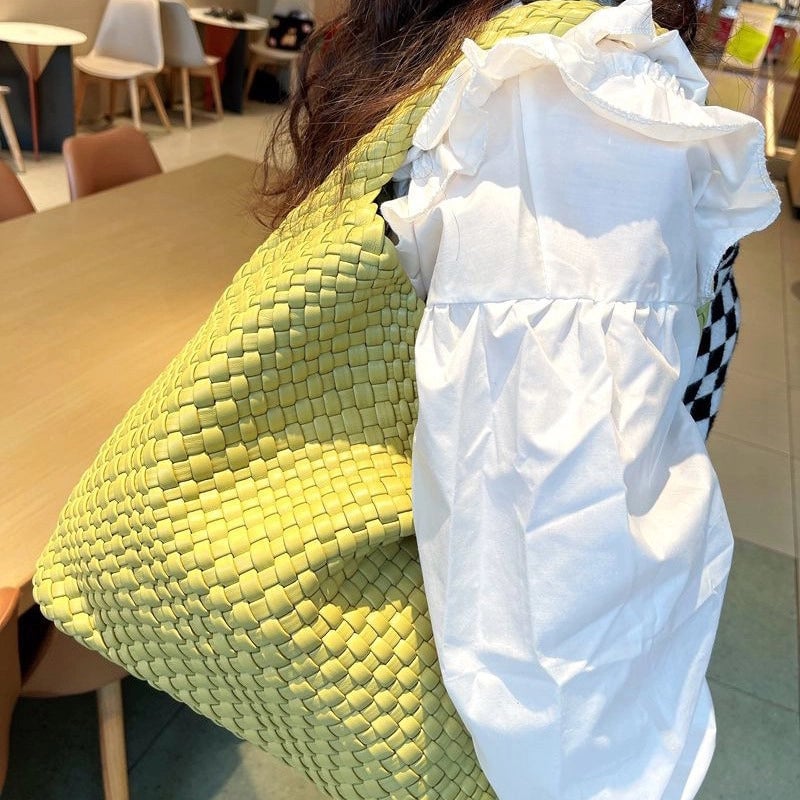Women's Pu Leather Solid Color Classic Style Weave Bucket Magnetic Buckle Shoulder Bag