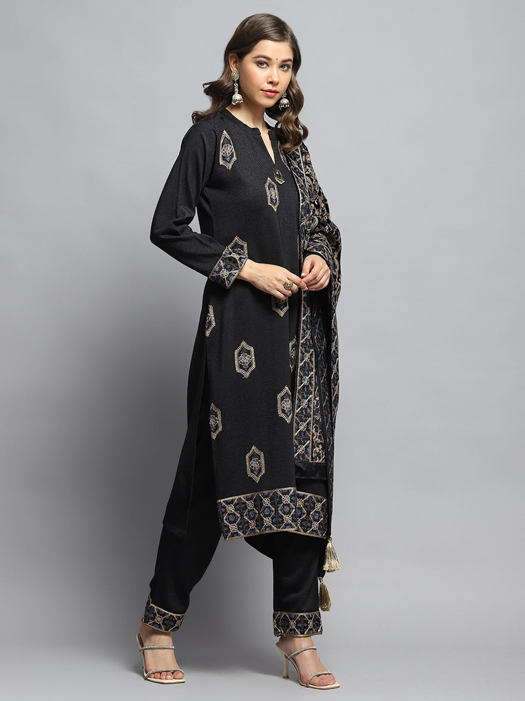 Women Black Self Design Round Neck Full Sleeve Kurti Set & Stole