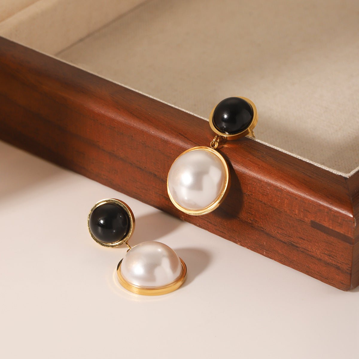 Retro Round Earrings Design Stainless Steel Inlaid Obsidian Earrings Half-Circle Pearl Earrings