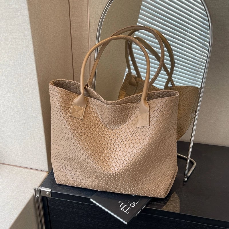 Large Capacity Commuter Tote Bag Fashionable Niche Embossed Textural Shoulder Bag Work Simple Hand Underarm Bag