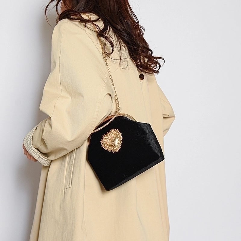 Women's Gold Velvet Heart Shape Solid Color Elegant Sewing Thread Chain Shell Buckle Evening Bag