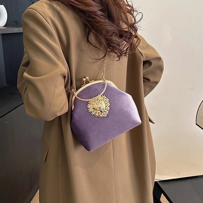 Women's Gold Velvet Heart Shape Solid Color Elegant Sewing Thread Chain Shell Buckle Evening Bag