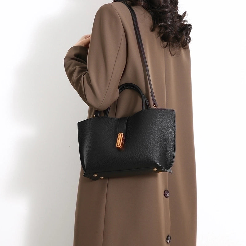 Women's Pu Leather Solid Color Preppy Style Classic Style Sewing Thread Zipper Shoulder Bag