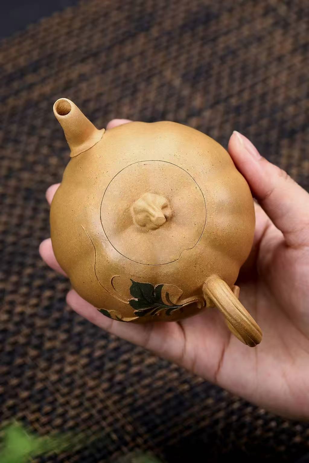 Yixing purple clay gourd teapot from China