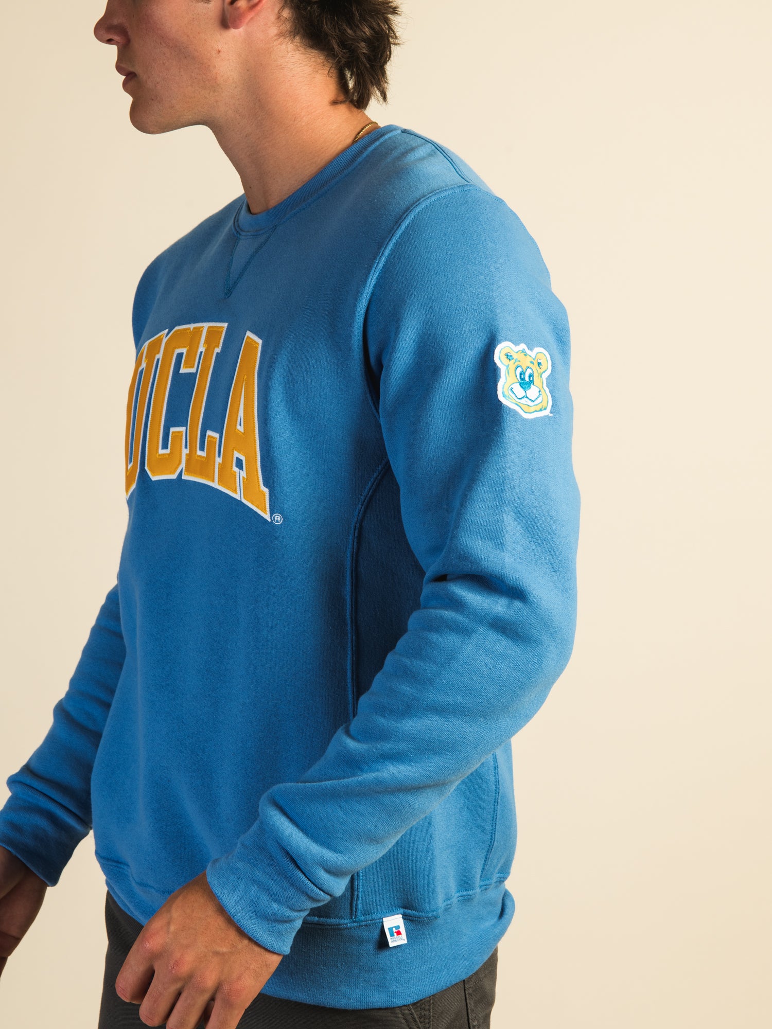 RUSSELL UCLA SLEEVE EMBROIDERED CREW