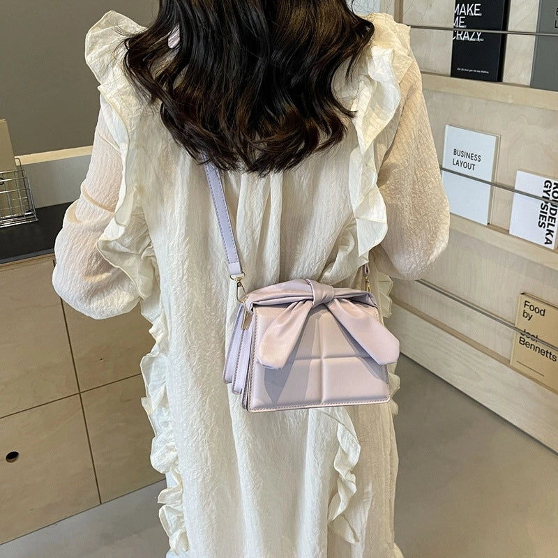Women's Medium Pu Leather Solid Color Classic Style Streetwear Sewing Thread Square Flip Cover Crossbody Bag