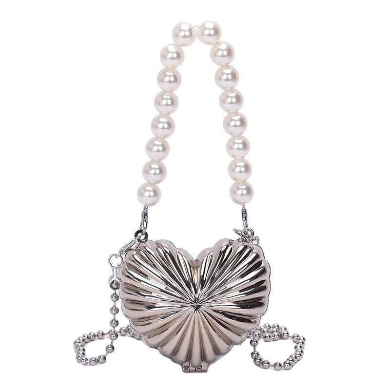 Women's Mini Metal Heart Shape Solid Color Streetwear Heart-shaped Magnetic Buckle Shoulder Bag Crossbody Bag Chain Bag