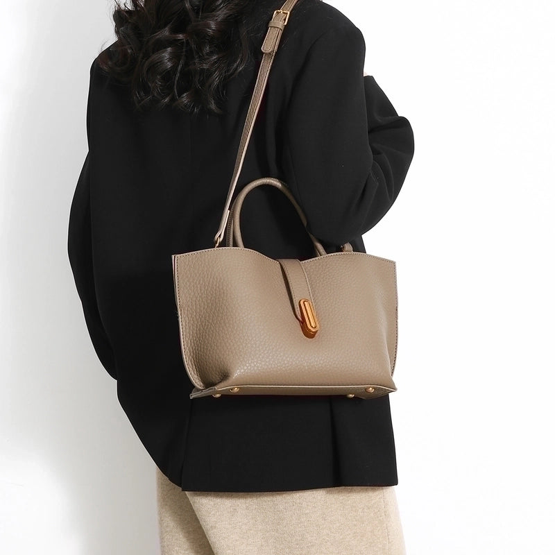 Women's Pu Leather Solid Color Preppy Style Classic Style Sewing Thread Zipper Shoulder Bag
