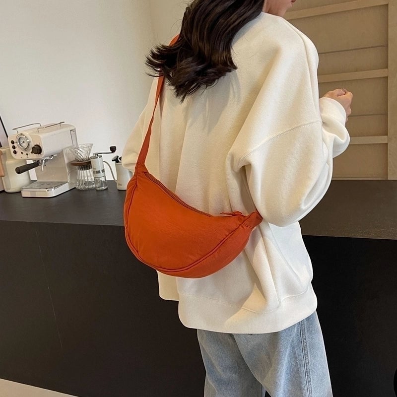 Women's Medium Cloth Solid Color Classic Style Streetwear Zipper Crossbody Bag