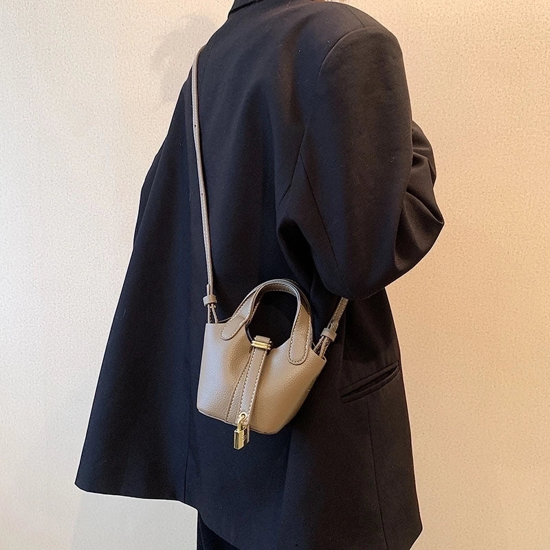 Women's Medium Pu Leather Solid Color Streetwear Bucket Lock Clasp Handbag Crossbody Bag