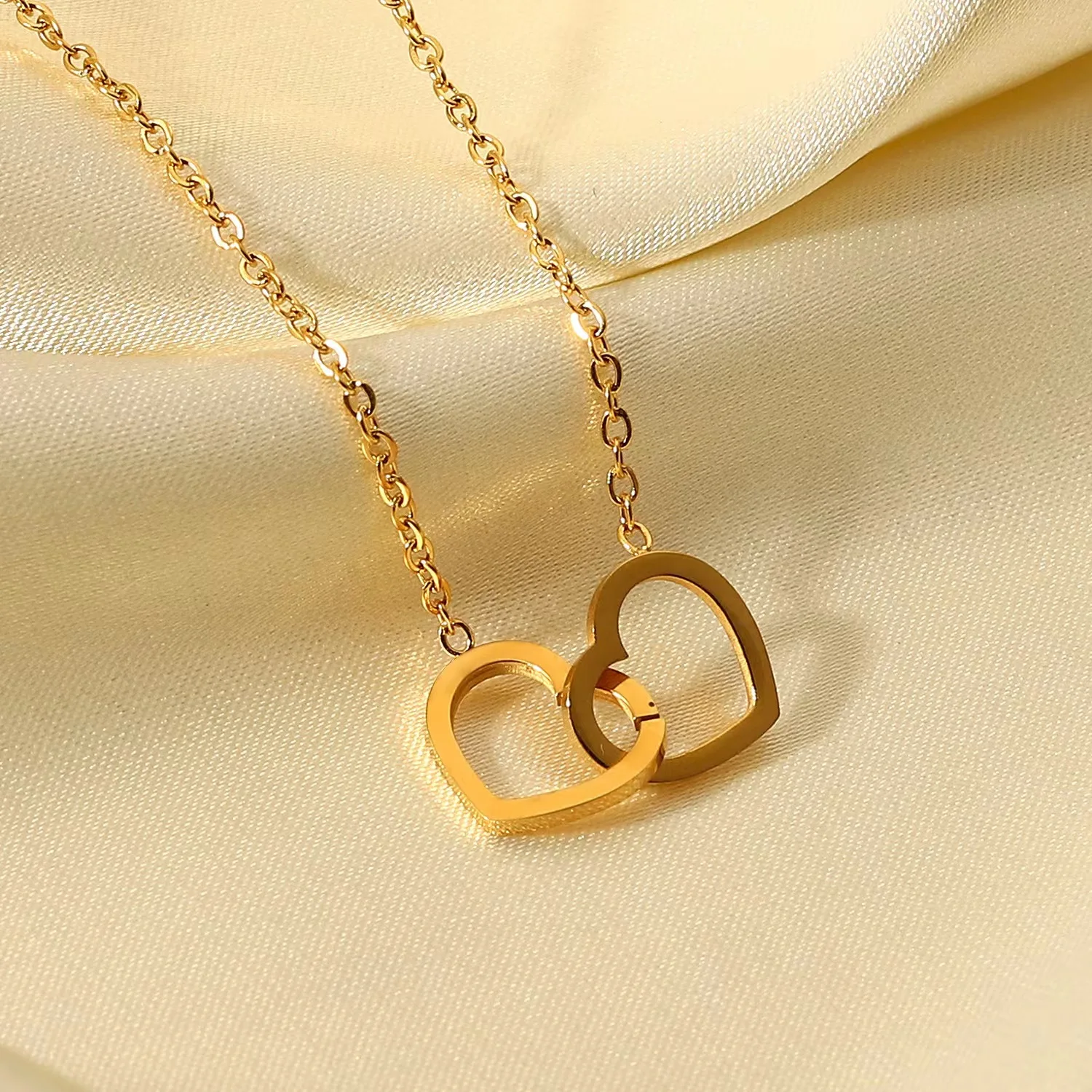 women love necklace. heart-shaped stainless steel necklace. double heart-shaped pendant necklace