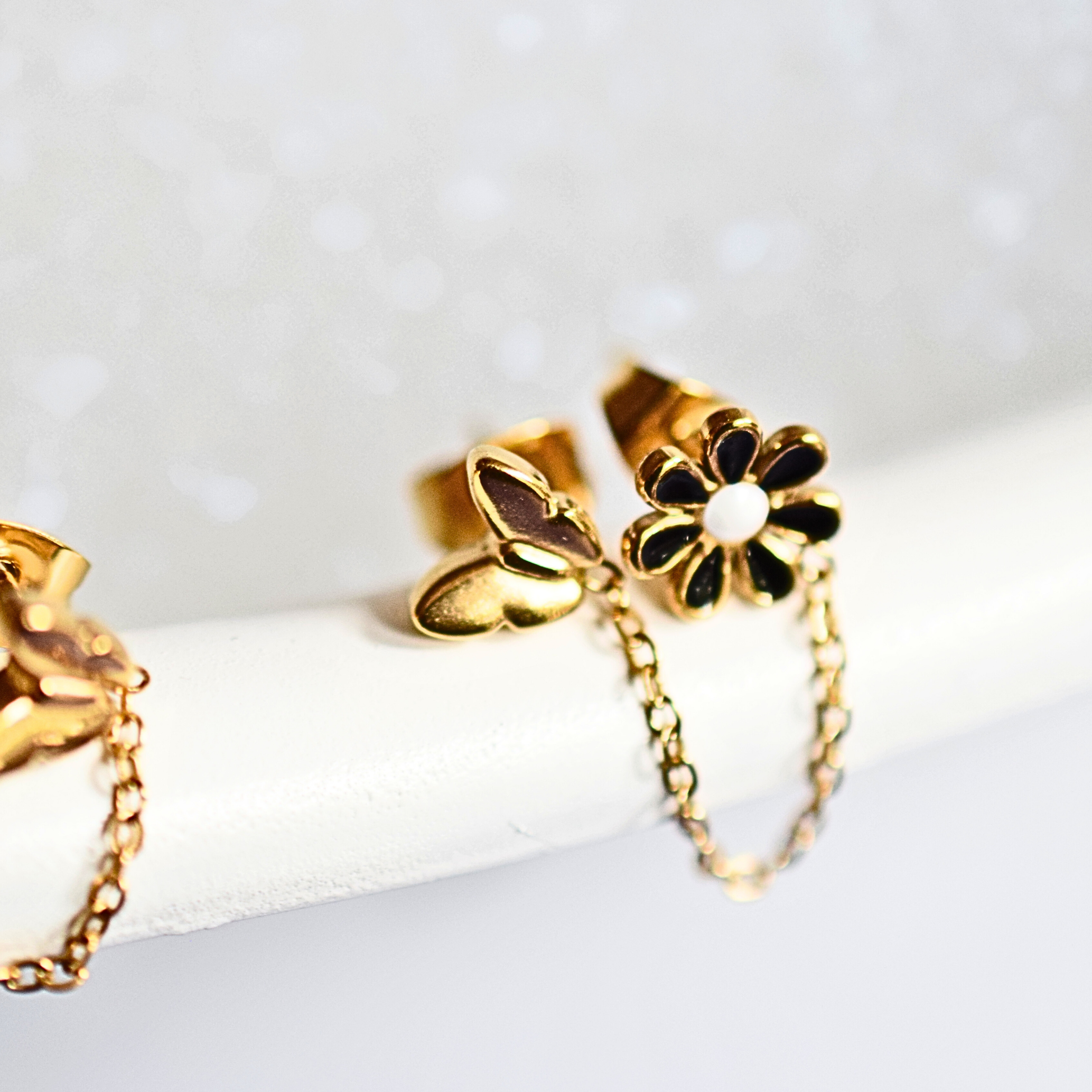 Butterfly flower chained studs - Gold