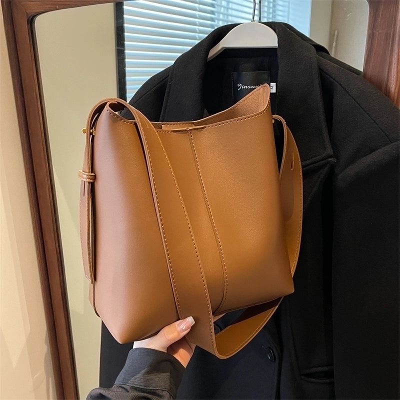 Women's Solid Color Streetwear Bucket Magnetic Buckle Underarm Bag