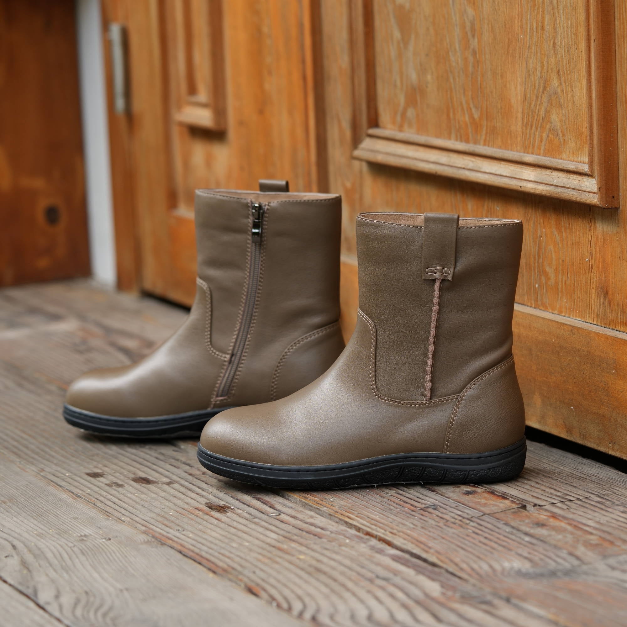 Women Retro Leather Soft Short Boots for Winter Short Plush Lining Black/Khaki
