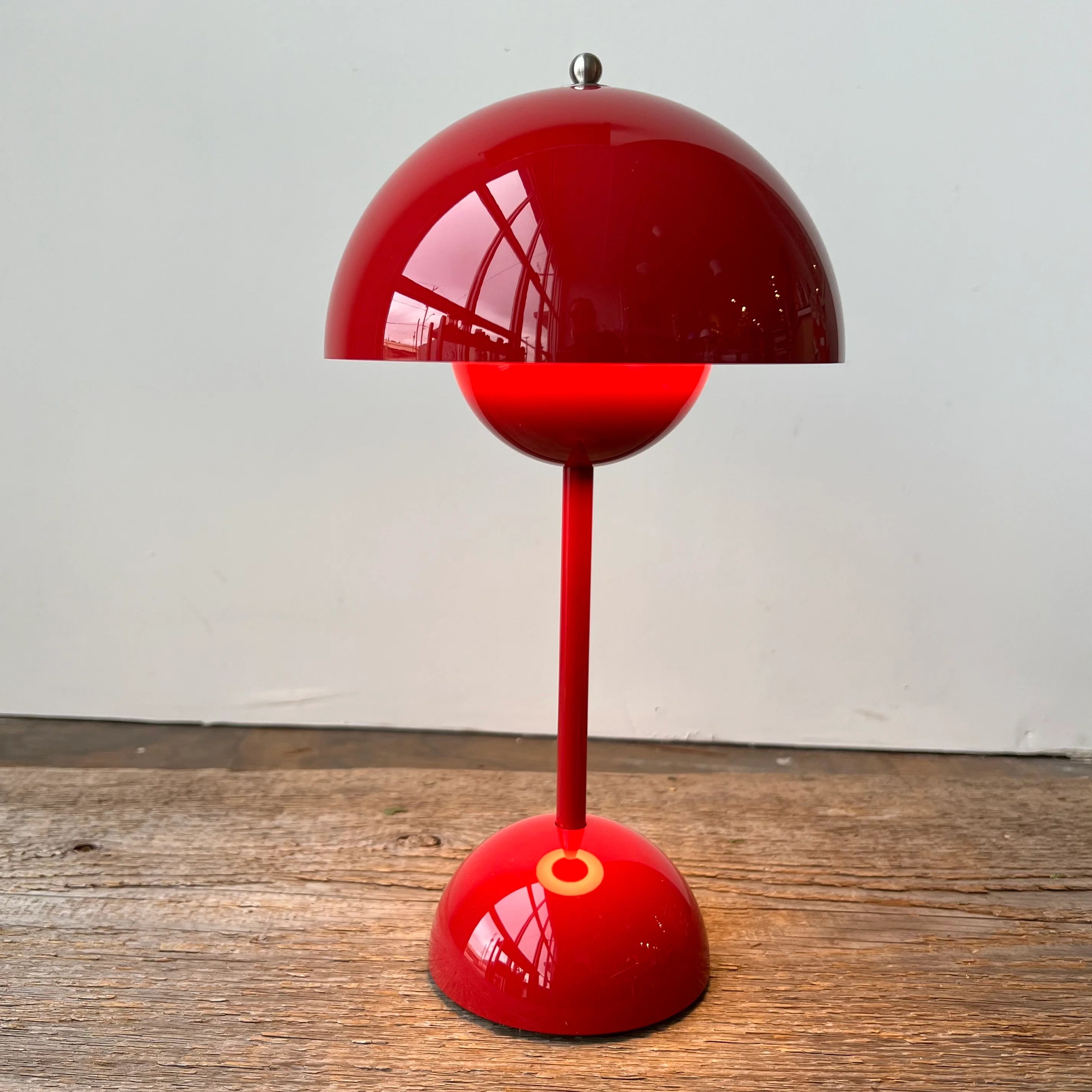 Flowerpot VP9 portable table lamp