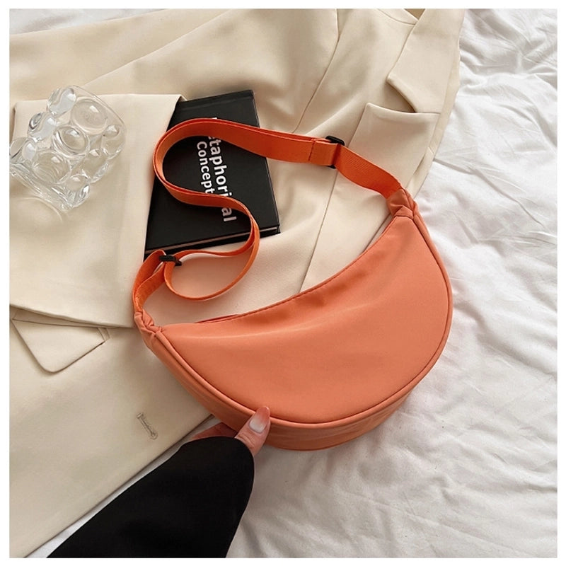 Women's Medium Nylon Solid Color Streetwear Zipper Cloud Shape Bag