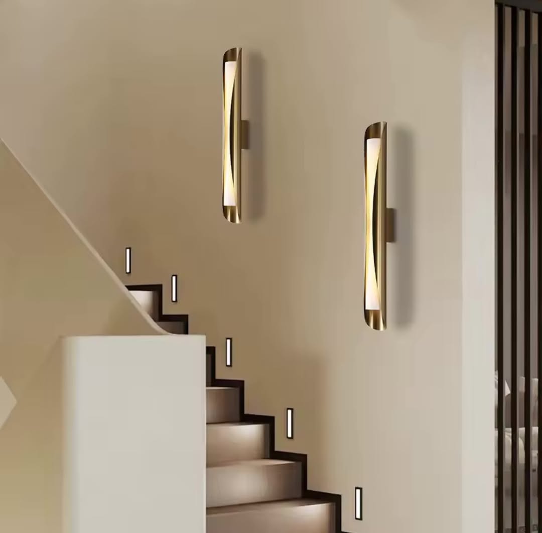 Sleek Gold Vertical Wall Light
