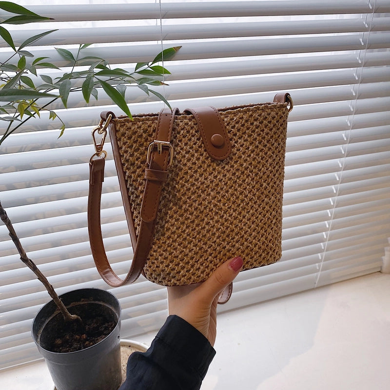 Women's Medium Straw Solid Color Vacation Beach Weave Bucket Lock Clasp Straw Bag