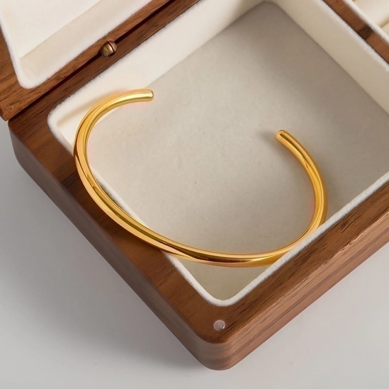 Luxurious Romantic Solid Color Stainless Steel Plating 18k Gold Plated Bangle