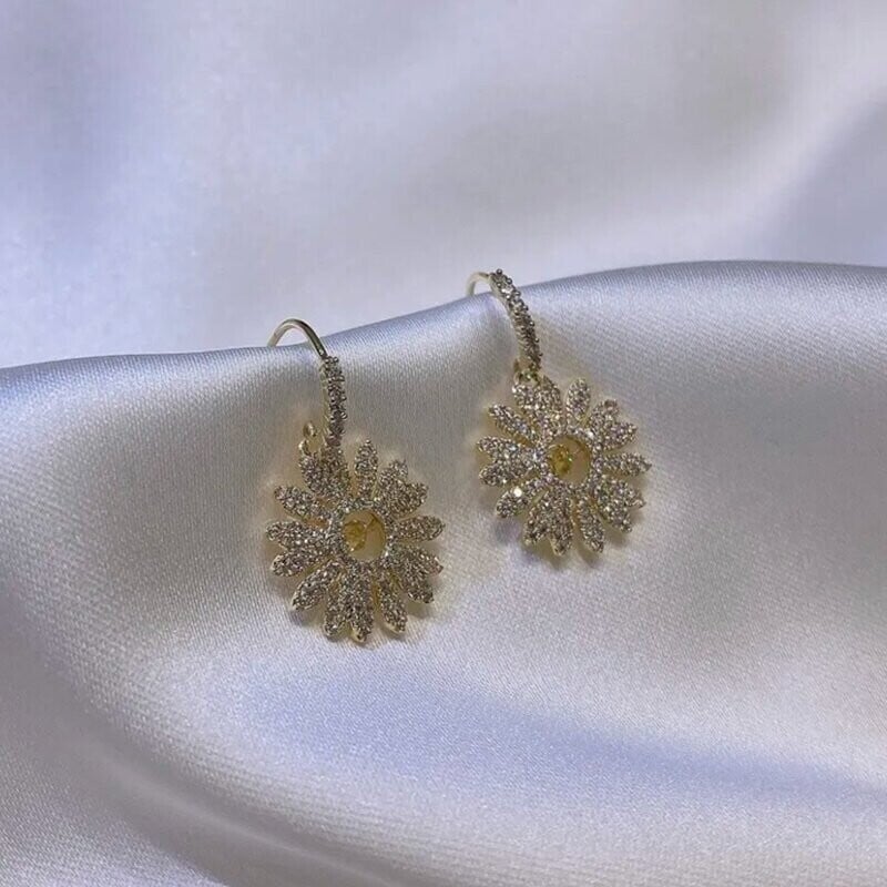 Elegant Small Daisy Flower Earrings